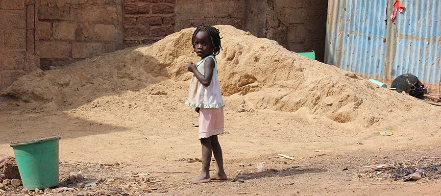Praktik der Genitalverstümmelung Patenmädchen Afrika