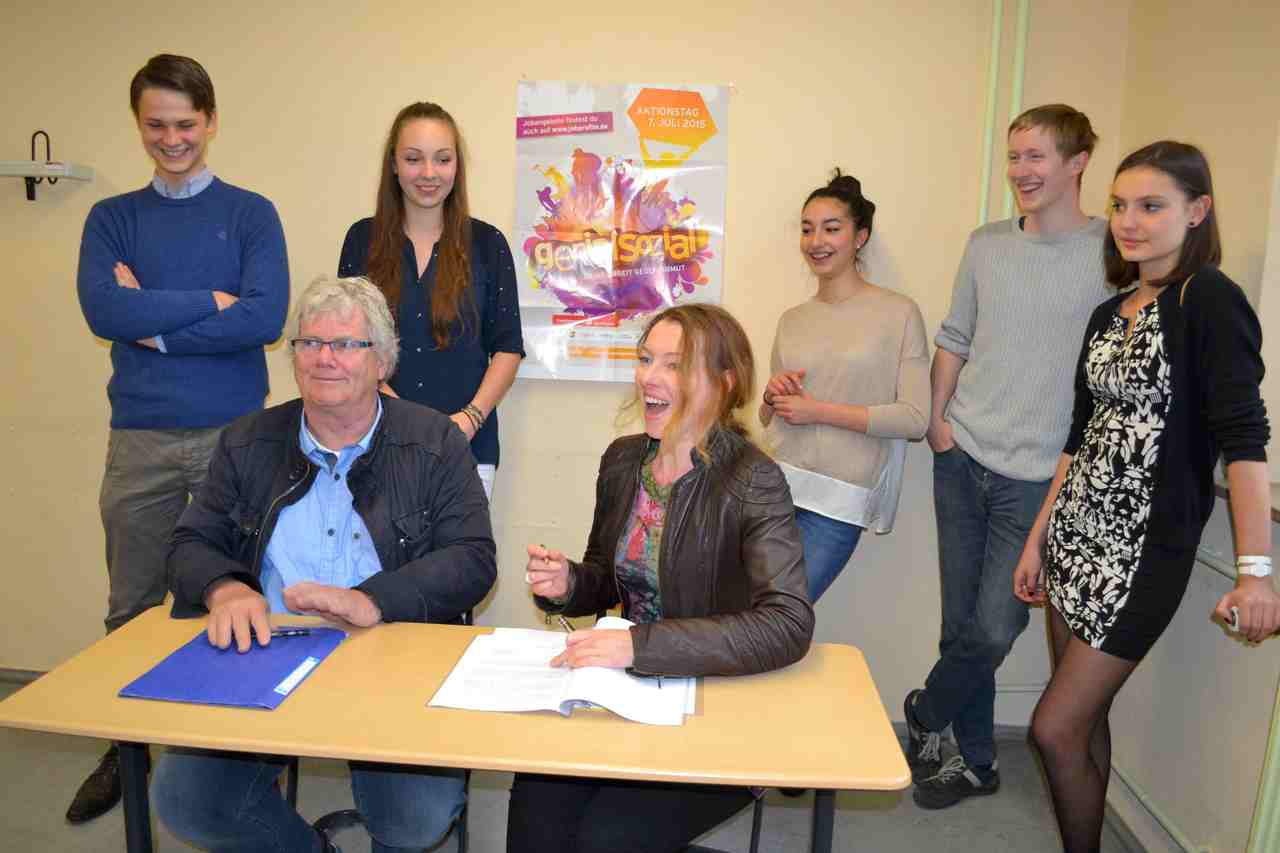 Unterzeichnung Fördervertrag genialsozial 27.4.2015 Schulbau Fördervertrag genialsozial