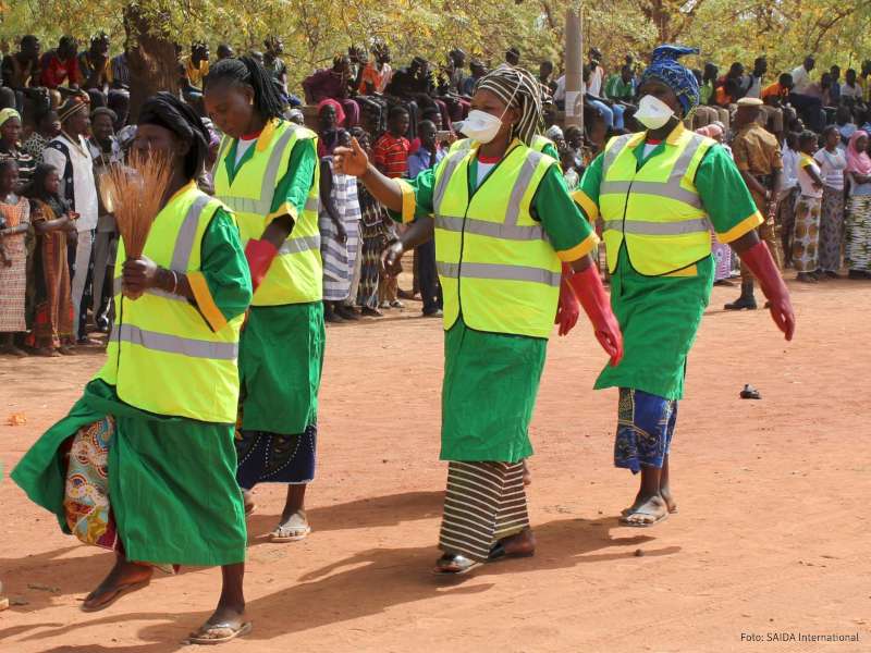 Frauen setzen sich für Sauberkeit und Hygiene in ihren Gemeinden ein Corona Burkina Faso