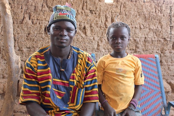 Dorfchef Labawo Yaro ist stolz, dass seine kleine Tochter im Mädchenschutzprogramm von SAIDA ist. Dorfchef Yaro