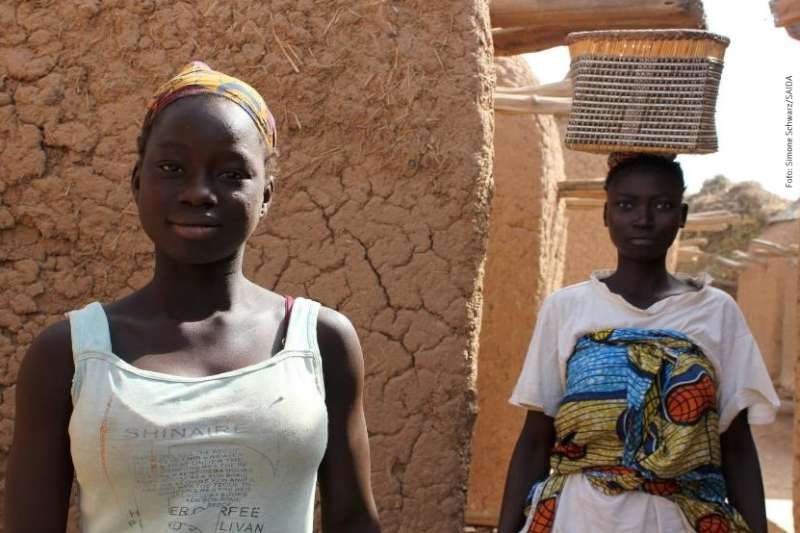 Mädchen lernen ihre Rechte auf Bildung, Gesundheit und Schutz kennen Mädchenbildung