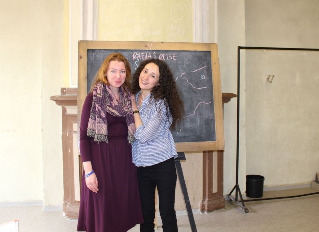 Simone Schwarz und Schauspielerin Öykü Oktay nach der Vorstellung