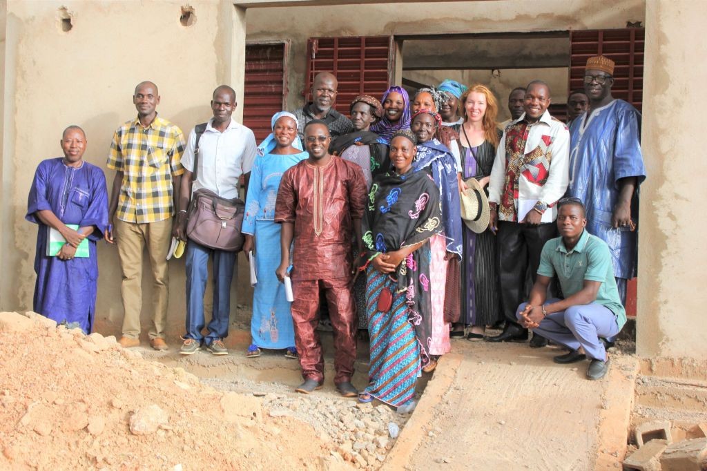 Präfekt Rasmane Ouedraogo, Chef der Gesundheitsstation Bakary Sanogo, Team des Gesundheitsministeriums, Vertreter des medizinischen Distrikts, Bauuunternehmer Toé, die Frauen von ASMED und Simone Schwarz von SAIDA vor dem Rohbau der Maternité im Juli 2017